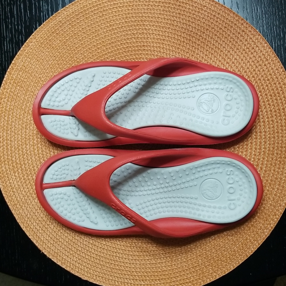 Crocs Athens Red/Cream Flip Flops Women's size 8/Men's size 6 NWOT